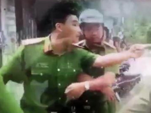 Vụ công an thách thức dân 'thích thì cởi đồ...': Cần cảm thông...