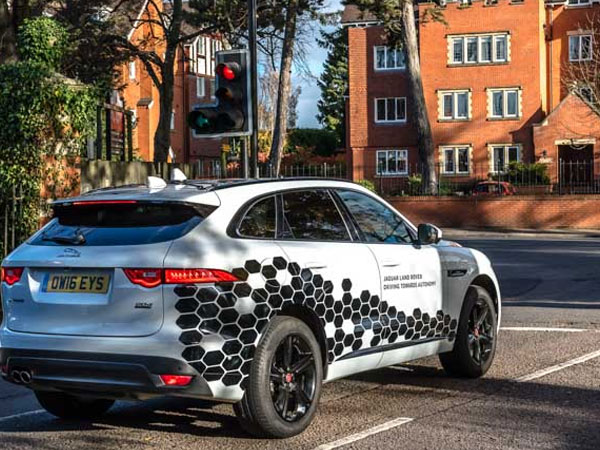 Xe hơi của Jaguar LandRover có khả năng 'trò chuyện' với đèn giao thông