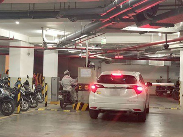 Giá gửi ô tô tăng gấp 5 lần: Méo mặt với 4 bánh