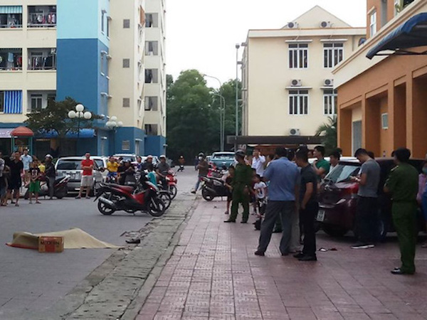 Giật mình vì tiếng động lớn, thấy người đàn ông rơi từ tầng cao xuống tử vong