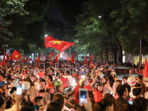 Hàng triệu CĐV cả nước ùa ra đường ăn mừng sau chiến thắng 2-0 của đội tuyển Việt Nam trước Malaysia