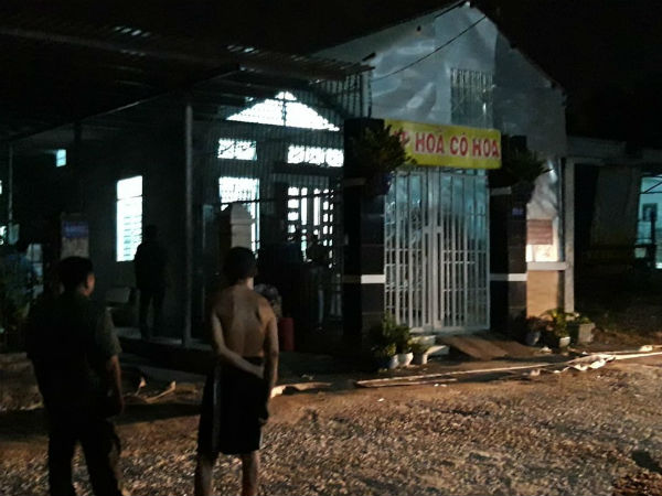 Kịch tính giải cứu người mẹ và 2 con bị chồng khóa trái cửa dọa đốt cả nhà