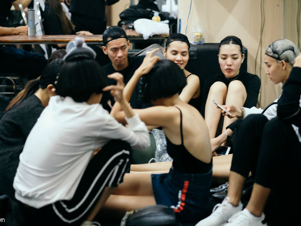 Người mẫu diễn tuần lễ thời trang: Ăn ngủ vật vờ, bị nợ cát-xê nửa năm