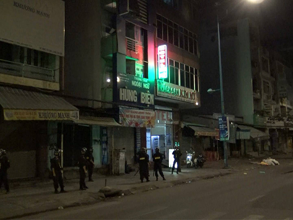 Nhóm đối tượng giang hồ truy sát nam thanh niên tại khách sạn ở Sài Gòn