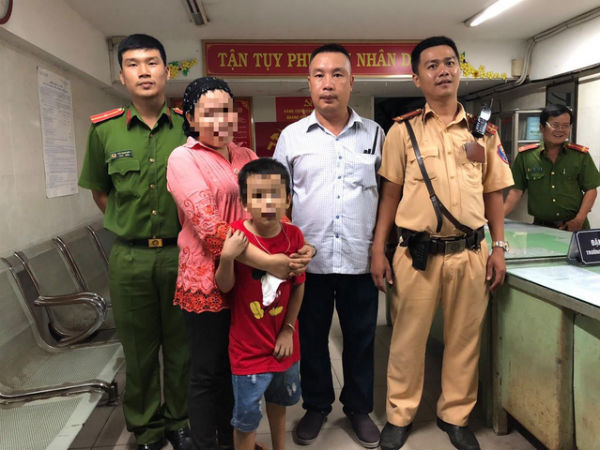 TP.HCM: Bé trai 7 tuổi dân tộc Chăm bị lạc sau trận bóng Việt Nam - Malaysia đã tìm được mẹ