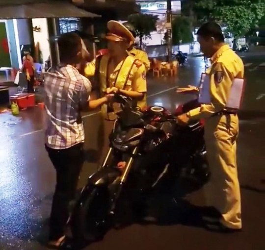 Vụ 'CSGT ngã ngửa': Phạt thanh niên “thúc cùi chỏ” 2 triệu đồng