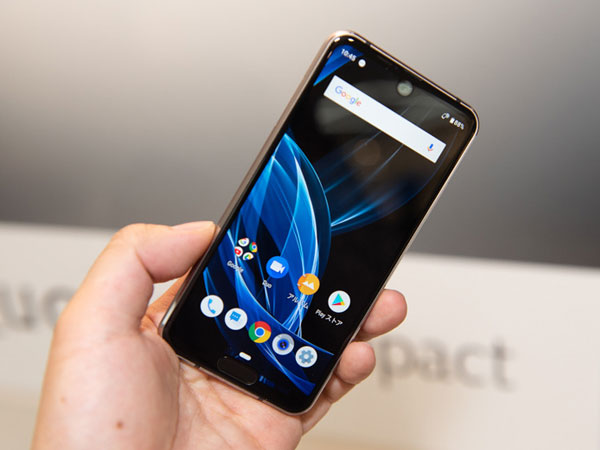Cận cảnh smartphone “siêu dị” Sharp AQUOS R2 compact: đục lỗ camera, có cả 'giọt nước' lẫn 'tai thỏ'