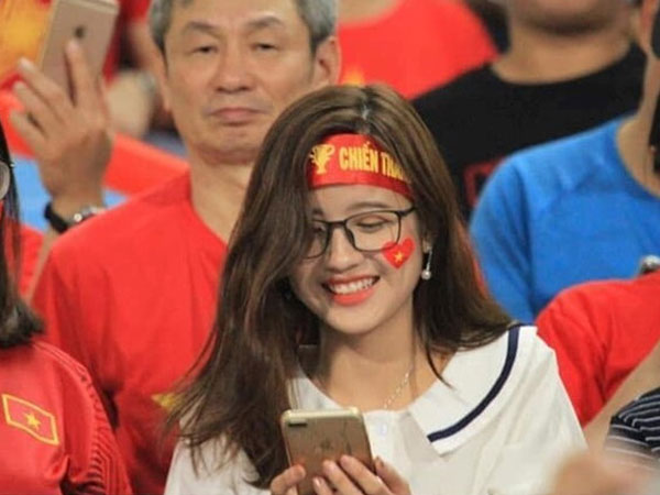Cổ động viên xinh đẹp bị 'khủng bố' tin nhắn trên Facebook