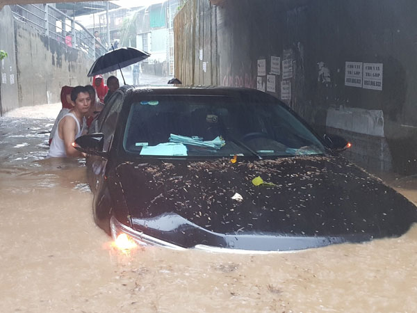 Ngập lụt kinh hoàng ở TP.Nha Trang: Ô tô 'bơi' như tàu ngầm, đồ vật trong nhà chìm trong biển nước