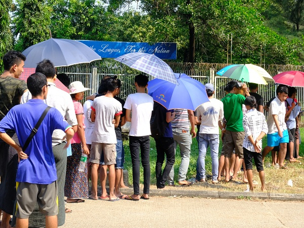 Sốt vé trận gặp Việt Nam, CĐV Myanmar xếp hàng nhiều giờ giữa trưa nắng để chờ mua vé