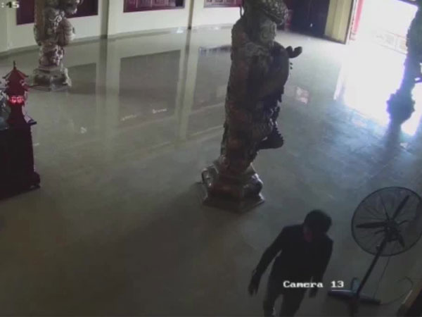 Sư trụ trì quật ngã tên trộm tiền công đức trong chùa