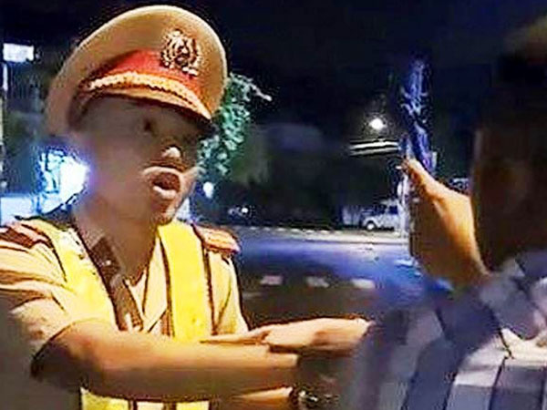 Thanh niên bị cáo buộc 'thúc cùi chỏ' vào CSGT: 'Tôi mệt mỏi lắm'