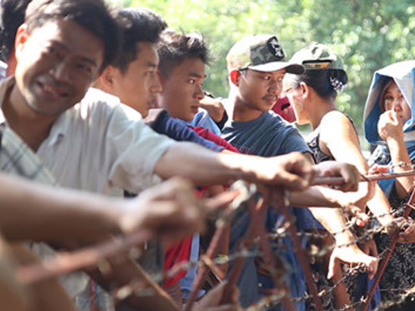 Video: Người hâm mộ Myanmar xếp hàng dài mua vé trận tuyển Việt Nam