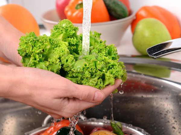 3 sự thật về việc ngâm rau bằng nước muối: Không chỉ có hại, nếu lạm dụng còn nguy hiểm