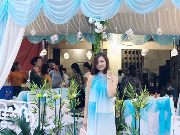 9X nổi bật hơn cả cô dâu vì mặc váy trùng màu rạp cưới
