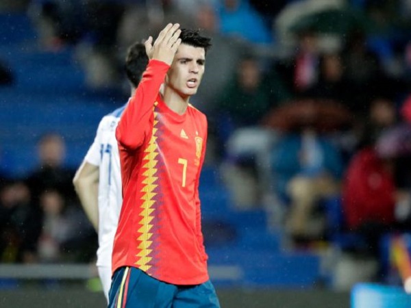 Alvaro Morata lại làm tất cả phải sốc với pha bỏ lỡ mang đúng thương hiệu 'chân gỗ'