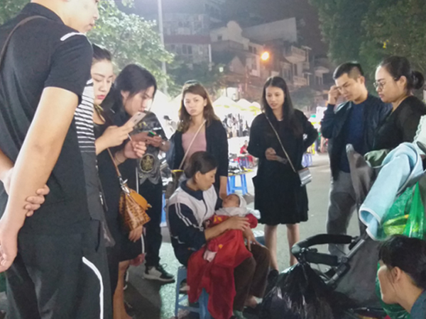 Bé gái 1 tháng tuổi hàng đêm phải đắp chăn nằm vỉa hè chợ Đồng Xuân chờ mẹ kiếm ăn