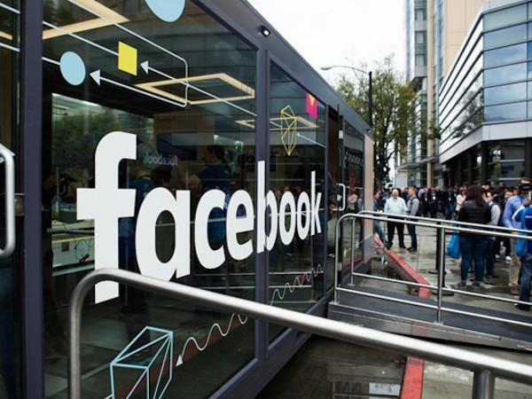 Chơi trò truyền thông bẩn, còn ai tin Facebook?