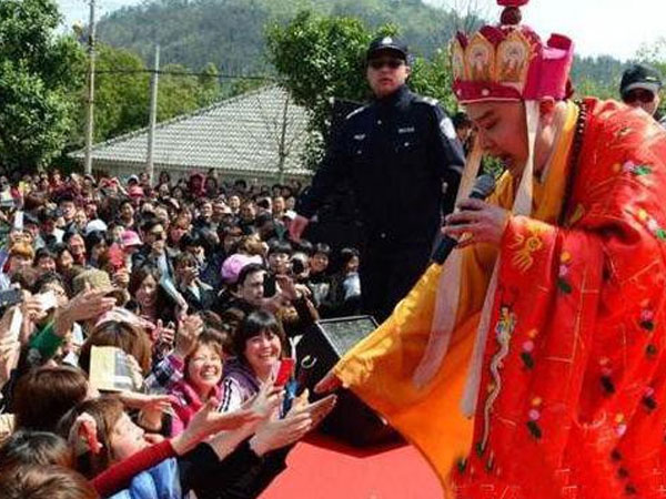 'Đường Tăng' chạy show, hát hội chợ với cát xê bèo bọt: Lý do khiến nhiều người chua xót