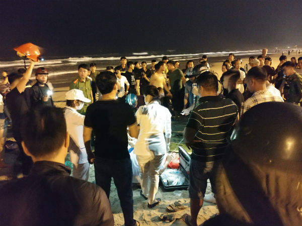 Hai du khách Hà Lan tử vong khi tắm biển Lăng Cô ở Huế