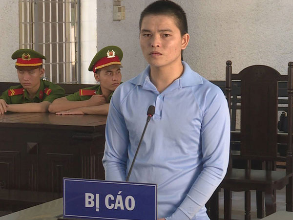 Hiếp dâm xong nằm chờ bố nạn nhân về để rủ đi nhậu