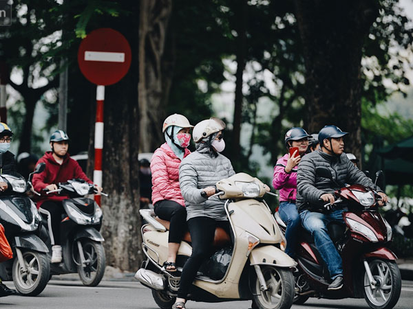 Ngày mùa đông chính thức 'chạm ngõ' miền Bắc, người dân Hà Nội mặc áo ấm xuống phố