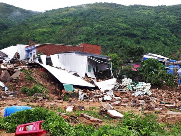 Nha Trang tan hoang sau trận sạt lở làm 12 người chết