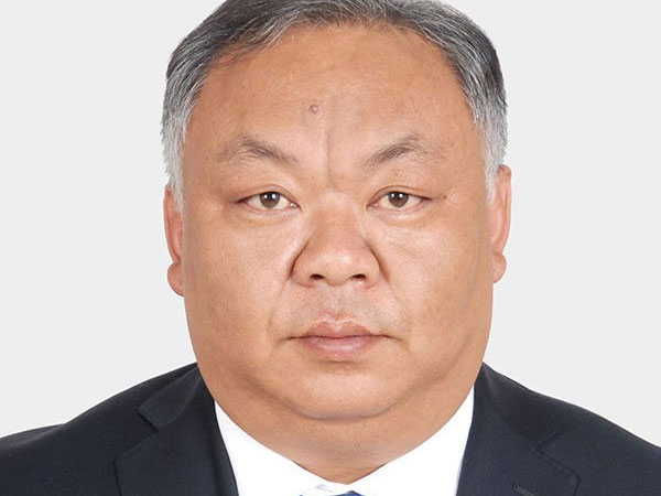 Trung Quốc: Cán bộ 8X gây tranh cãi vì ngoại hình quá già, thị trấn chống chế do công việc vất vả quá