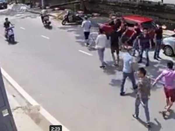 Gần 20 tên côn đồ hung hãn vào khu trọ gây sự bị thanh niên ném bình ga, bà già cầm gậy đánh đuổi chạy toán loạn