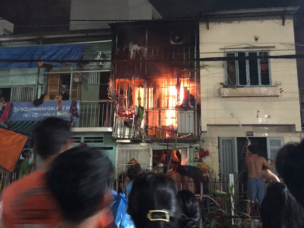 Hai bà cháu mở cửa chạy thoát thân khỏi căn nhà bốc cháy dữ dội ở Sài Gòn