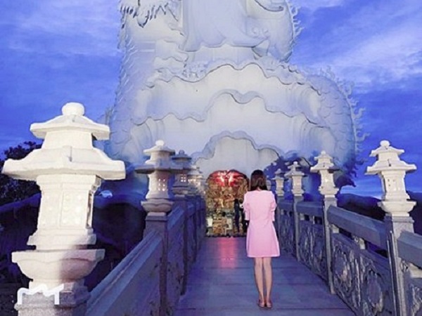 Hớn hở đăng ảnh đẹp khi đi chùa, cô gái bất ngờ nhận một đống gạch đá của cư dân mạng chỉ vì...
