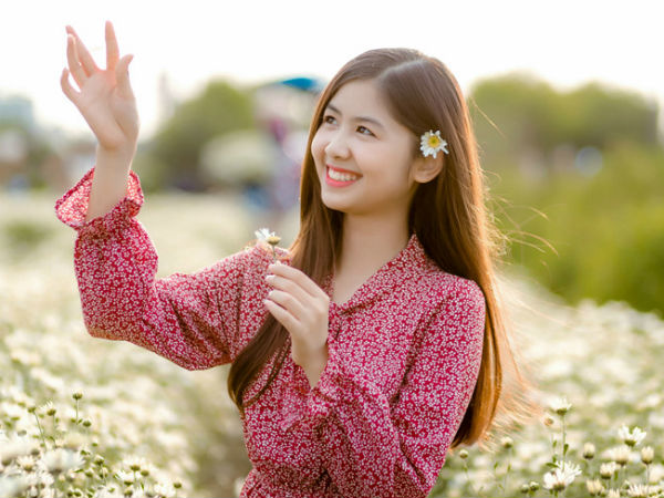 'Hot girl chân khoèo, mắt lác' khoe vẻ đẹp trong trẻo bên cúc họa mi