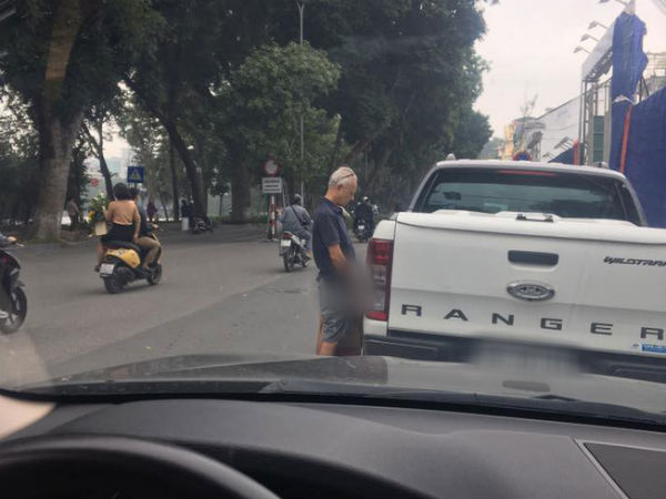 Người đàn ông ngoại quốc thản nhiên tè bậy tại bờ hồ Hoàn Kiếm giữa ban ngày khiến nhiều người bức xúc