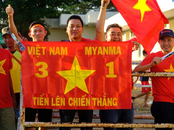 Rợp trời cờ đỏ sao vàng tại Thuwunna, CĐV Việt Nam tự tin ĐTVN dễ dàng hạ gục Myanmar trên đất khách