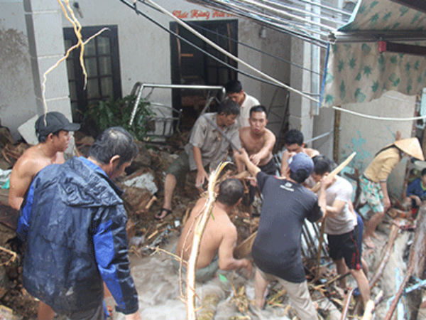 Sạt lở kinh hoàng ở Nha Trang, 17 người chết: Bà ngoại đau đớn tìm thấy thi thể cháu mắc ở cây xoài