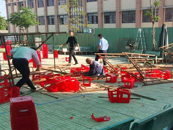 Video Sập giàn giáo phục vụ lễ 20/11, 25 học sinh bị thương