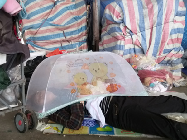 Bé gái 1 tháng tuổi phải đắp chăn nằm vỉa hè chợ Đồng Xuân: Gia đình muốn đón nhưng người mẹ đều bỏ trốn