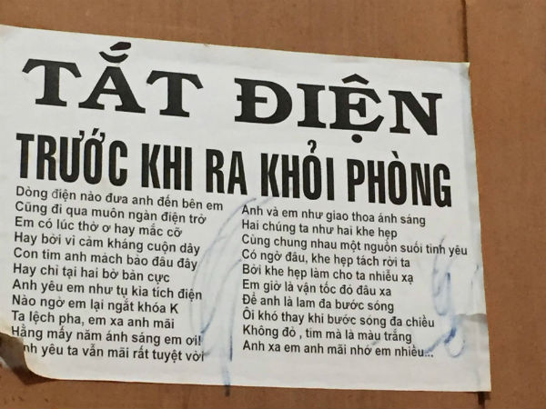 Chỉ yêu cầu học sinh Tắt điện trước khi ra khỏi lớp mà thầy giáo này làm được cả một bài thơ tình lâm li bi đát
