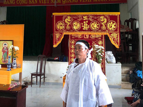 Chùm ảnh: Người dân Nha Trang đau xót dựng bàn thờ chung cho những nạn nhân đã khuất sau trận lũ và sạt lở lịch sử