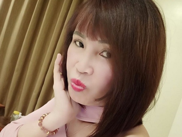 Cô dâu 62 tuổi tiếp tục chu mỏ, khoe nhẫn kim cương chồng tặng, cư dân mạng 'soi' ra là đồ giả