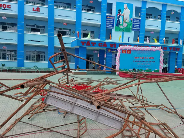 Nguyên nhân chính thức vụ sập giàn giáo trong lúc làm lễ 20/11, khiến 25 học sinh bị thương ở Sài Gòn