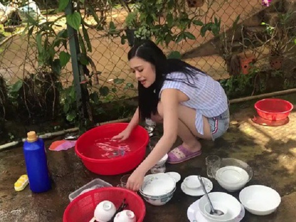 Về ra mắt nhà bạn trai, cứ tưởng lao vào nấu cơm, rửa bát là suôn sẻ, ai ngờ vẫn còn bị phán 'còn lâu mới lấy được chồng'