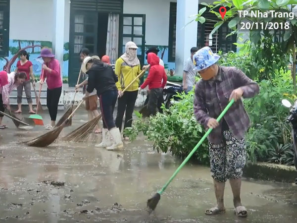 Video Giáo viên Nha Trang vệ sinh trường học sau mưa lũ