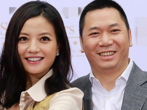Vợ chồng Triệu Vy bị bãi miễn toàn bộ chức vụ, đối diện kiện tụng