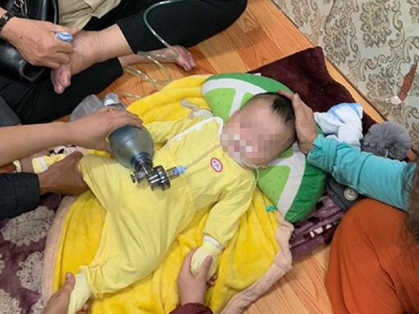Bố mẹ đau đớn kể lại phút bé trai 4 tháng ở Hà Nội tử vong do ngủ bị đè