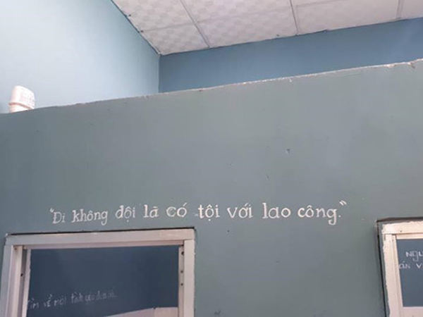 Chết cười với dòng chữ hướng dẫn người đi vệ sinh của quán cà phê: 'Đi không dội là có tội với lao công'