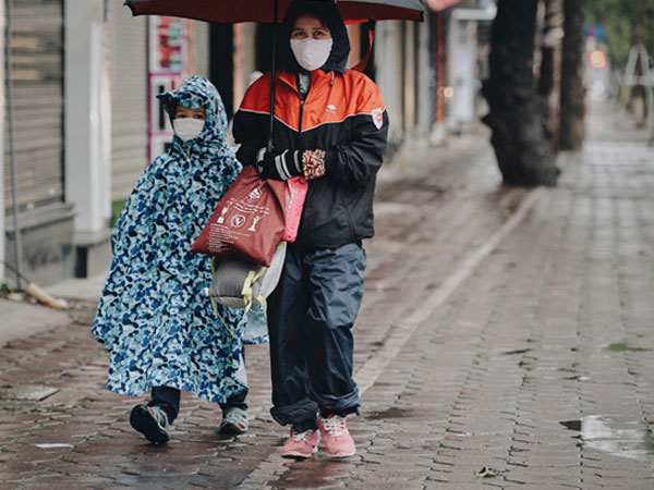 Chùm ảnh: Sau một đêm trở gió Hà Nội mưa lạnh xuống đến 17 độ C, người dân co ro ra đường