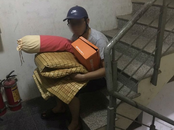 Đăng ảnh bị đuổi ra khỏi nhà giữa đêm lạnh căm căm để lên án vợ, các anh phẫn nộ vì bị các chị xúm vào hưởng hứng, hóa ra nguyên nhân là như thế này..