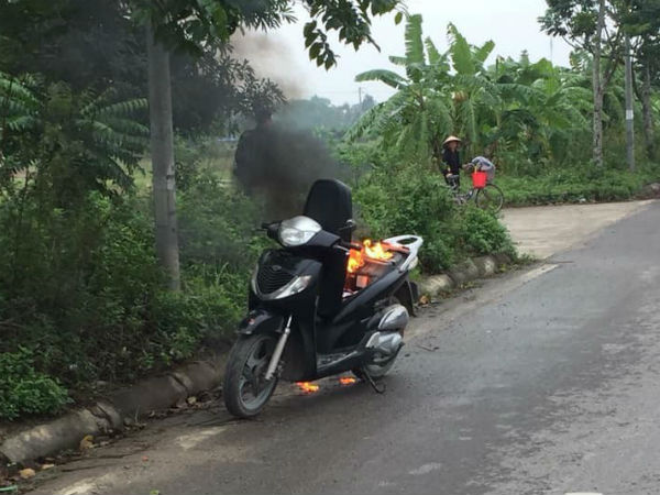Hà Nội: Xe SH bất ngờ bốc cháy giữa đường vì để pin dự phòng trong cốp