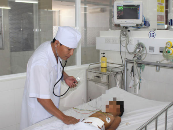 Hy hữu bé trai 6 tuổi bị máy cỏ cắt thủng bụng